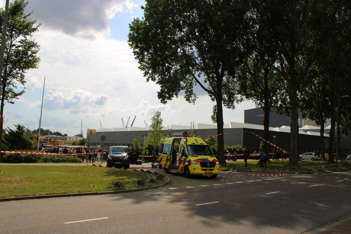 Scooterrijder zwaargewond bij botsing met bestelbus