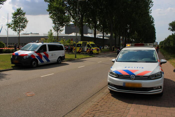 Scooterrijder zwaargewond bij botsing met bestelbus