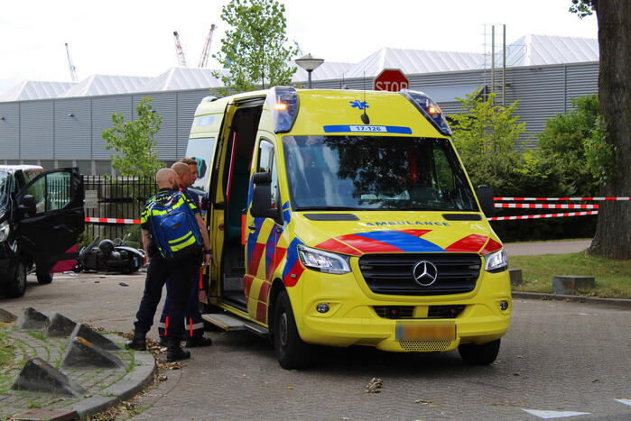 Scooterrijder zwaargewond bij botsing met bestelbus