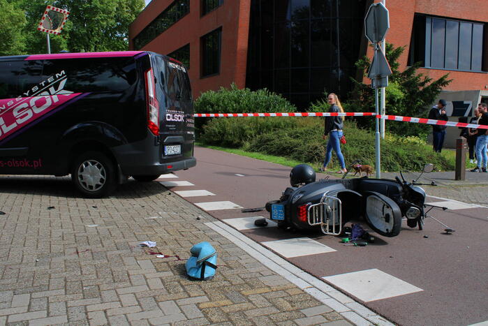 Scooterrijder zwaargewond bij botsing met bestelbus