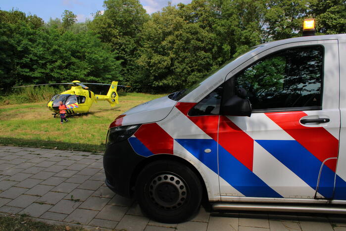 Scooterrijder zwaargewond bij botsing met bestelbus