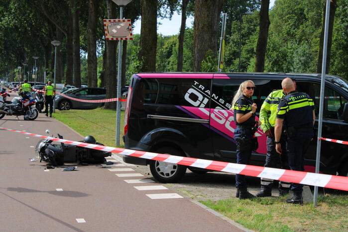 Scooterrijder zwaargewond bij botsing met bestelbus