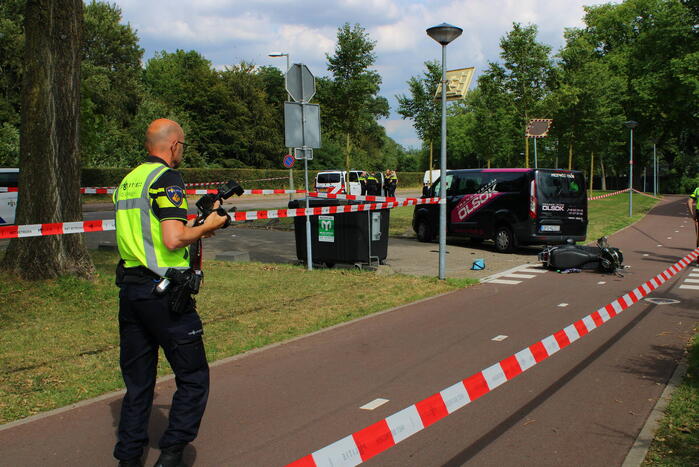 Scooterrijder zwaargewond bij botsing met bestelbus