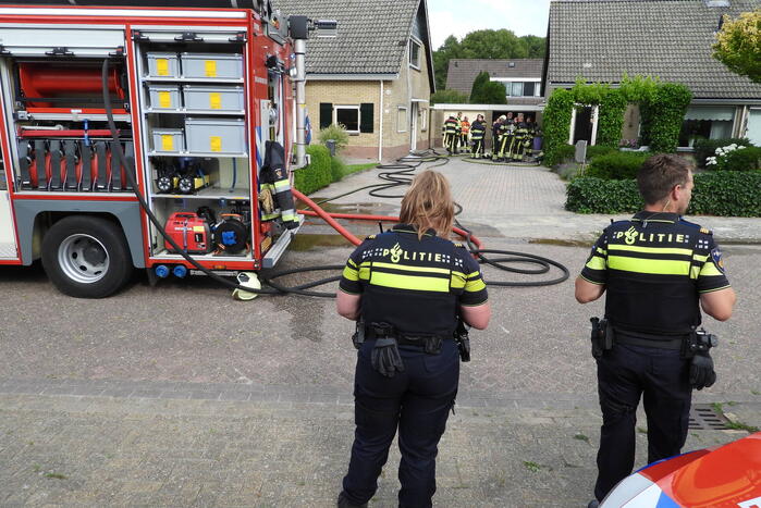 Brandweer redt persoon bij hevige woningbrand