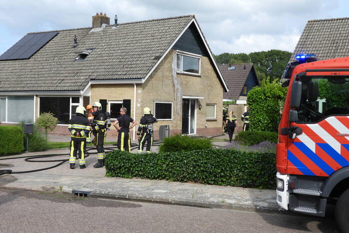 Brandweer redt persoon bij hevige woningbrand