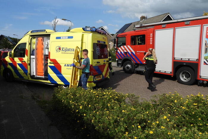 Brandweer redt persoon bij hevige woningbrand