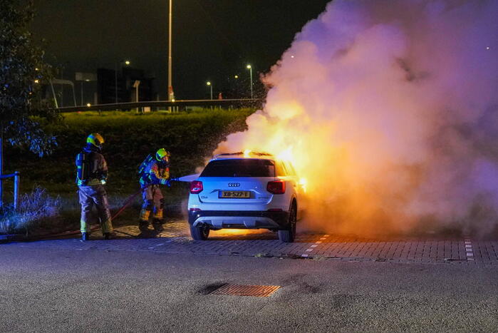 Auto volledig uitgebrand op parkeerplaats