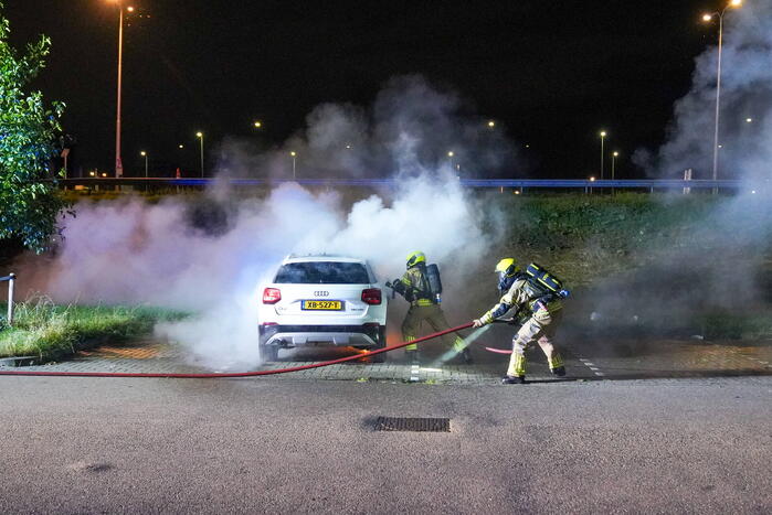 Auto volledig uitgebrand op parkeerplaats