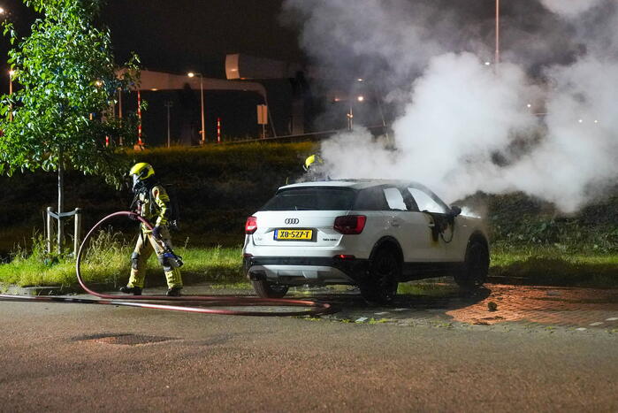 Auto volledig uitgebrand op parkeerplaats