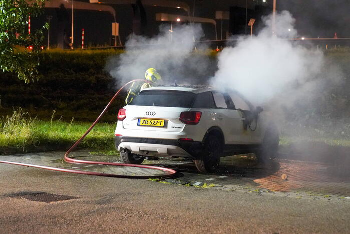 Auto volledig uitgebrand op parkeerplaats
