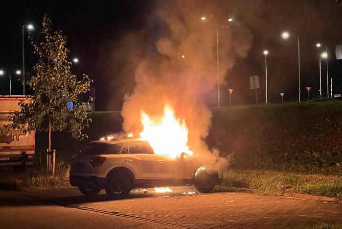 Auto volledig uitgebrand op parkeerplaats