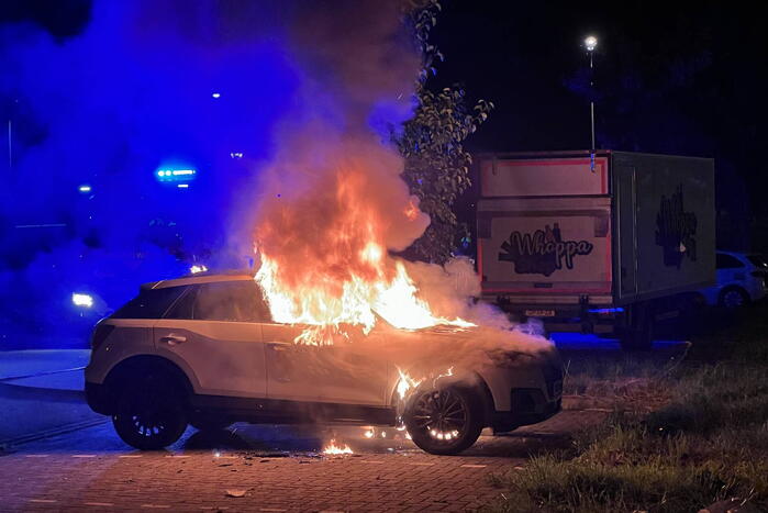 Auto volledig uitgebrand op parkeerplaats