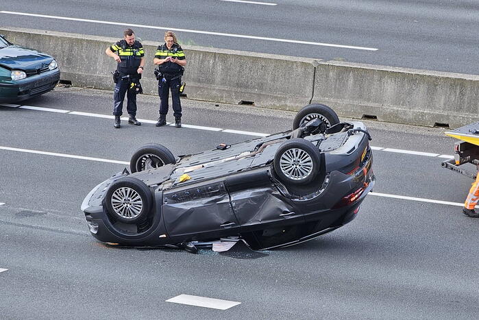 Personenwagen vliegt over de kop en komt ondersteboven tot stilstand