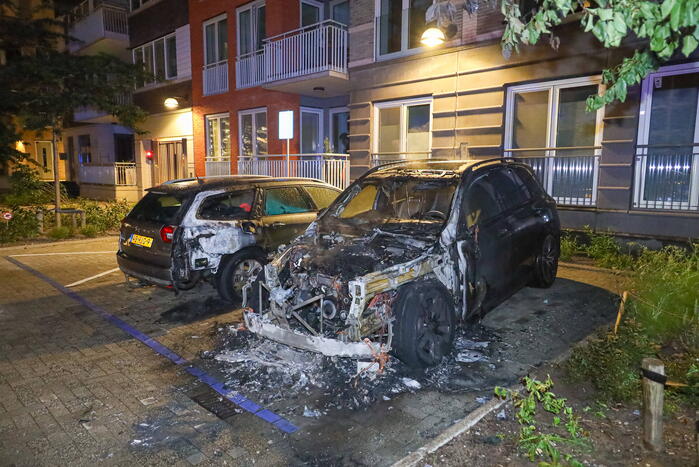 Geparkeerde auto vliegt in brand