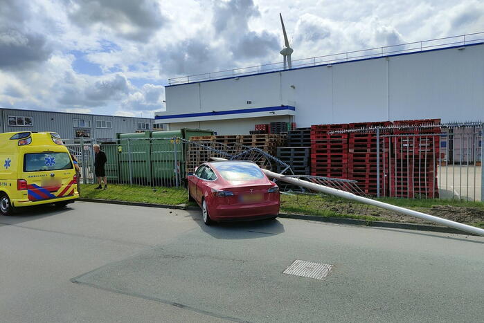 Automobilist ramt lantaarnpaal en eindigt in hekwerk