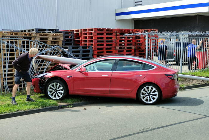 Automobilist ramt lantaarnpaal en eindigt in hekwerk