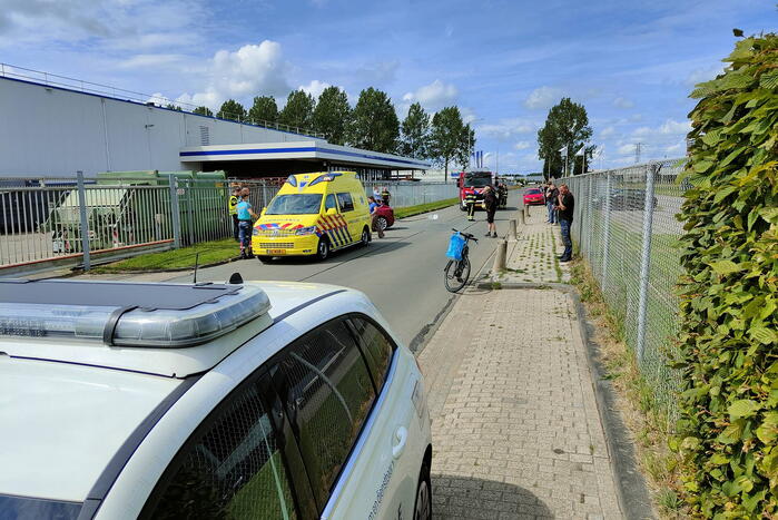 Automobilist ramt lantaarnpaal en eindigt in hekwerk