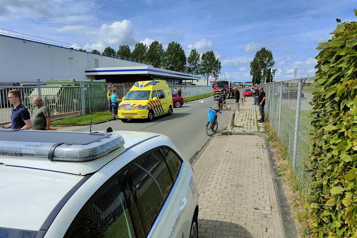 Automobilist ramt lantaarnpaal en eindigt in hekwerk