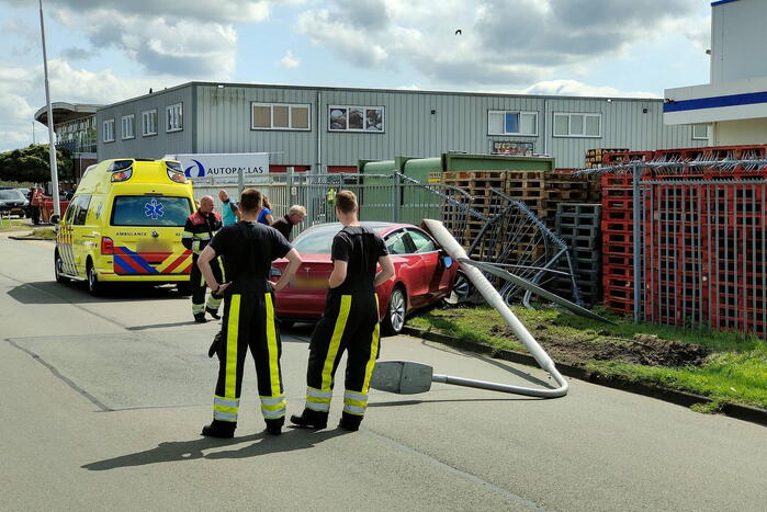 Automobilist ramt lantaarnpaal en eindigt in hekwerk