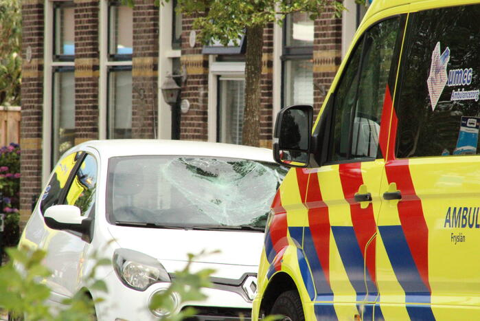 Fietsster geschept voorruit aan diggelen