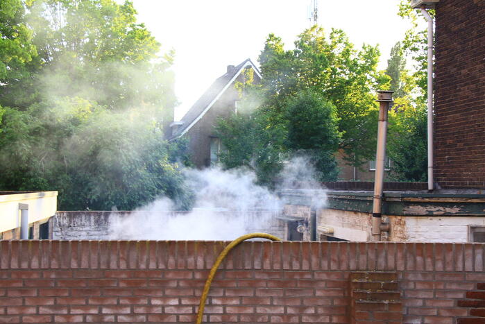 Verlaten vuurton in tuin van woning veroorzaakt rookoverlast