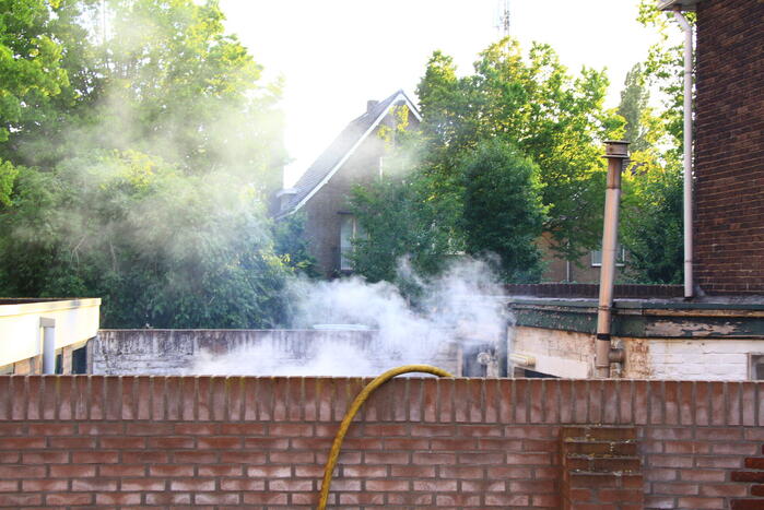 Verlaten vuurton in tuin van woning veroorzaakt rookoverlast