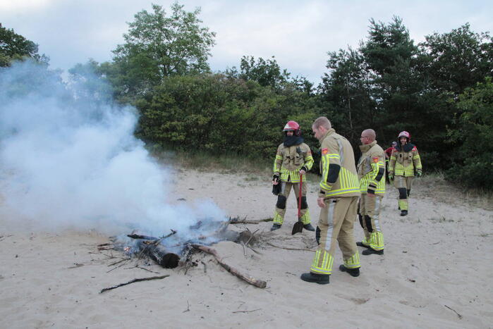 Brandweer blust kampvuur in natuurreservaat