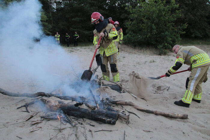 Brandweer blust kampvuur in natuurreservaat