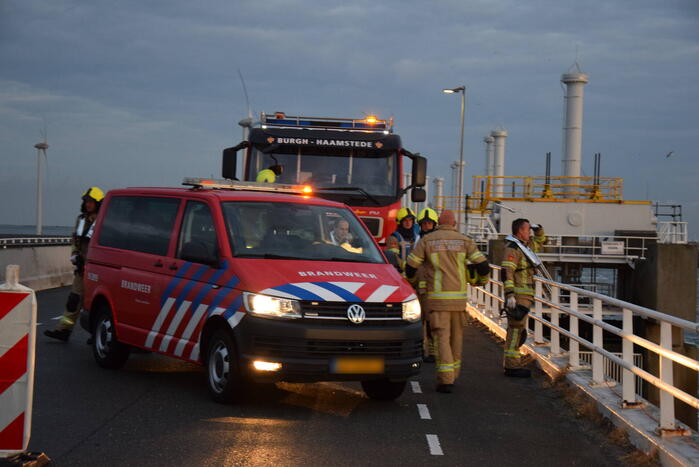 Grote zoekactie na melding voertuig te water bij Oosterscheldekering