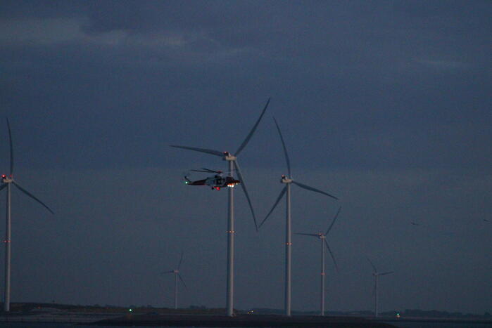 Grote zoekactie na melding voertuig te water bij Oosterscheldekering