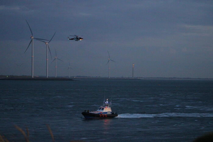 Grote zoekactie na melding voertuig te water bij Oosterscheldekering