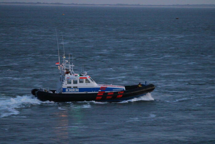 Grote zoekactie na melding voertuig te water bij Oosterscheldekering