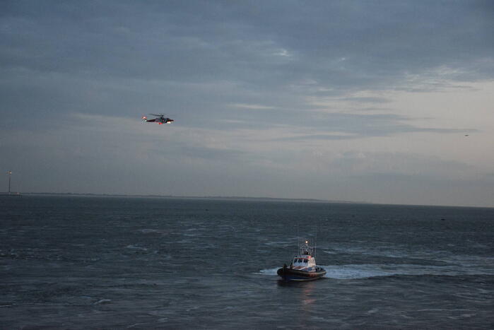 Grote zoekactie na melding voertuig te water bij Oosterscheldekering