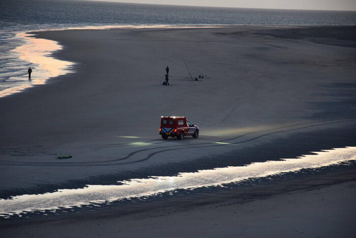 Grote zoekactie na melding voertuig te water bij Oosterscheldekering