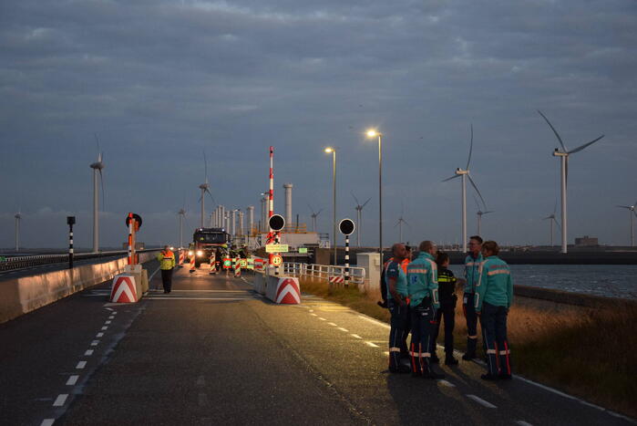 Grote zoekactie na melding voertuig te water bij Oosterscheldekering