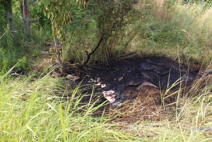 Brandweerlieden blussen buiten brand