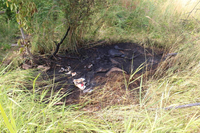 Brandweerlieden blussen buiten brand