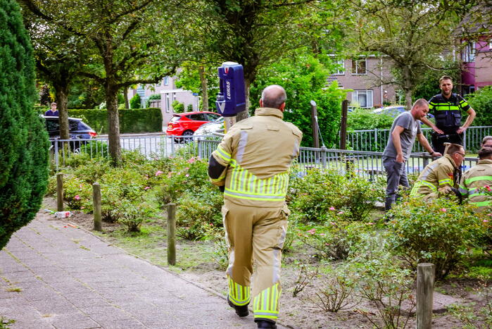 Kind met hoofd vast in hekwerk