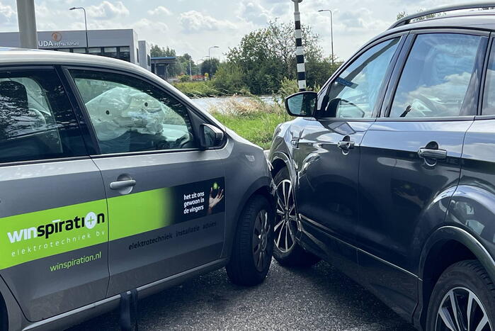 Twee auto's met elkaar in botsing