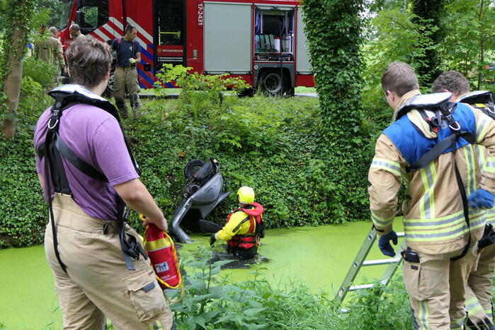 Brandweer zoekt slachtoffers in sloot maar vinden vijf scooters