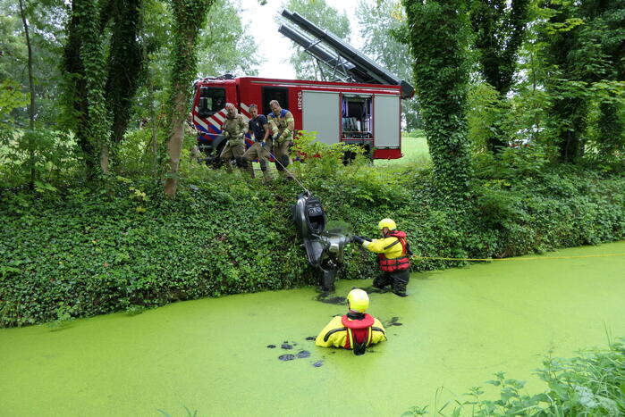 Brandweer zoekt slachtoffers in sloot maar vinden vijf scooters