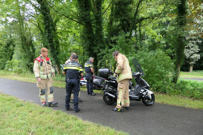 Brandweer zoekt slachtoffers in sloot maar vinden vijf scooters