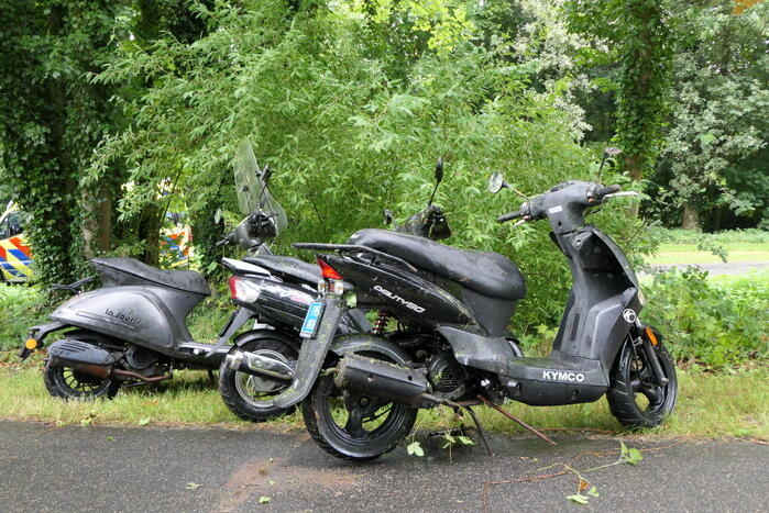 Brandweer zoekt slachtoffers in sloot maar vinden vijf scooters