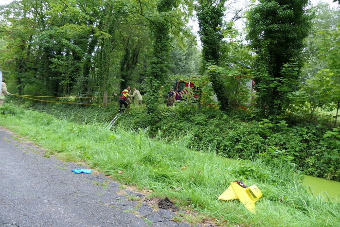 Brandweer zoekt slachtoffers in sloot maar vinden vijf scooters