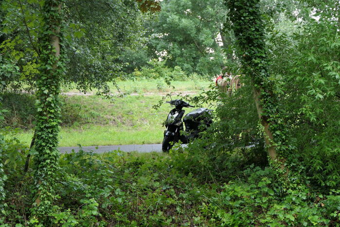Brandweer zoekt slachtoffers in sloot maar vinden vijf scooters