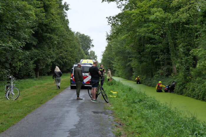 Brandweer zoekt slachtoffers in sloot maar vinden vijf scooters