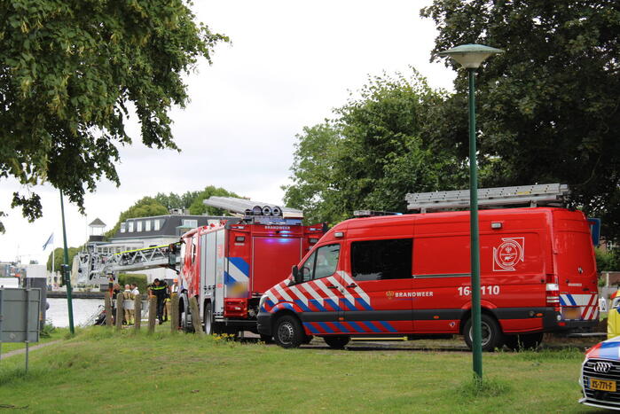 Grote zoekactie nadat auto rivier in rolt