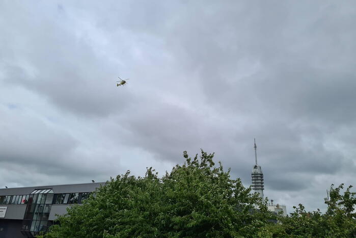 Grote zoekactie nadat auto rivier in rolt