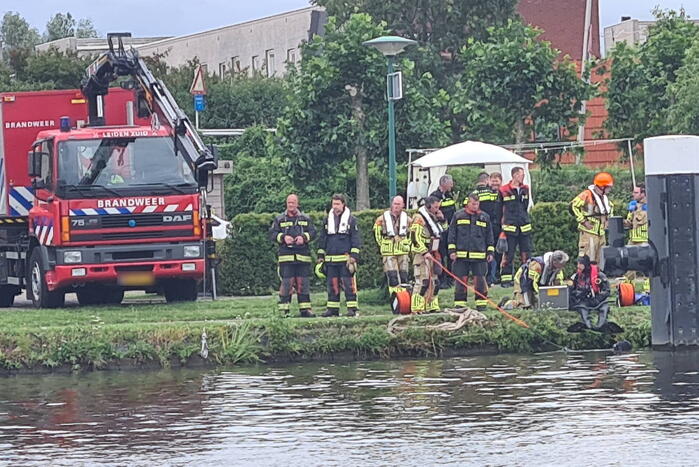 Grote zoekactie nadat auto rivier in rolt