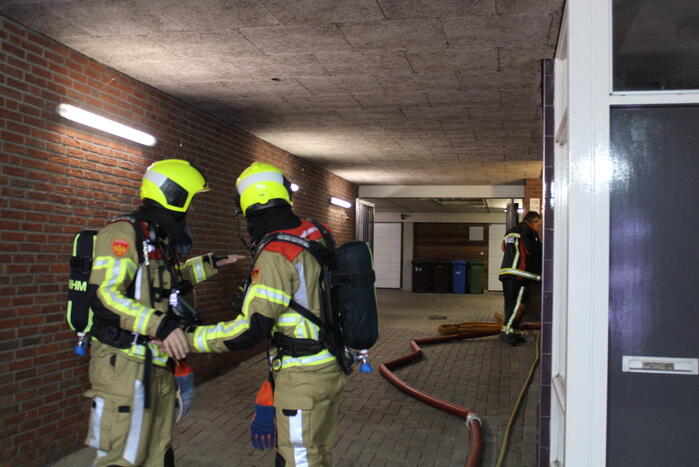 Bewoner op tijd uit woning bij brand, woningen ontruimd